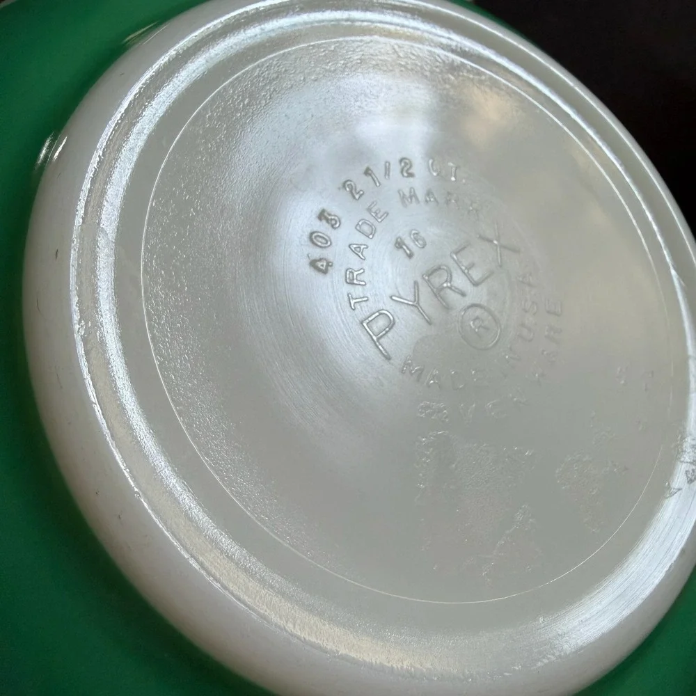 Pyrex Primary Colors Mixing Bowl 403 Green 2.5 Qt White Interior Vintage USA